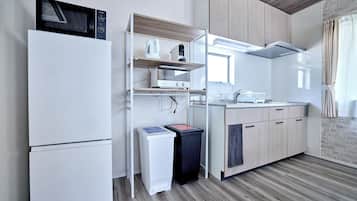 Huone, 3 makuuhuonetta, tupakointi kielletty, vuoristonäköala (A) | Yksityinen keittiö | Jääkaappi, mikroaaltouuni, liesi, espressokone