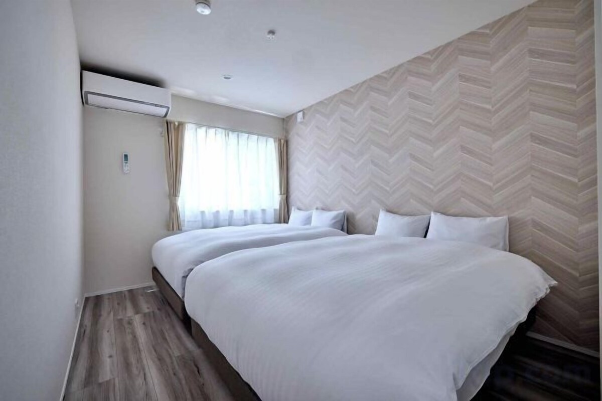 Cortinas blackout, wifi gratis y ropa de cama 