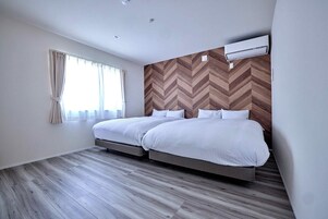 Kamer, 3 slaapkamers, niet-roken, uitzicht op bergen (A) | Verduisterende gordijnen, gratis wifi, beddengoed