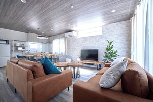 Habitación, 3 habitaciones, no fumadores, vistas a la montaña (A) | Zona de estar