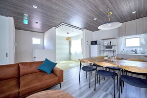 Habitación, 3 habitaciones, no fumadores, vistas a la montaña (A) | Zona de estar