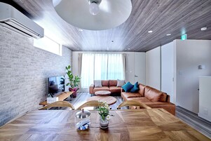 Habitación, 3 habitaciones, no fumadores, vistas a la montaña (A) | Zona de estar