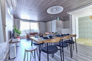 Habitación, 3 habitaciones, para no fumadores, vista a la montaña (A) | Área de sala de estar | Televisión de pantalla plana, Netflix y servicios de streaming 