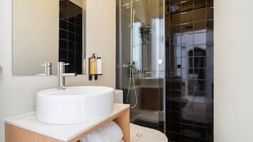 Douche, séchoir à cheveux, serviettes fournies