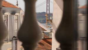 Vista a través de una barandilla con un puente al fondo.