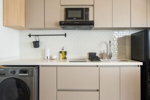 Réfrigérateur, micro-ondes, plaque de cuisson, cafetière/bouilloire