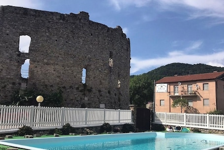 Pool. Fratelli Oddone Farmhouse: Edelweiss