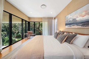 4 soverom, skrivebord, strykejern/-brett og reiseseng for barn