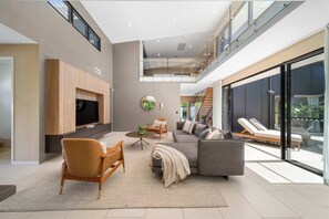 TV, books, offices - Pantai Villa on the beach (Mooloolaba Region)