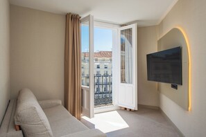 Suite – city, 2 soverom, balkong, byutsikt | Minibar, safe på rommet, blendingsgardiner og lydisolert