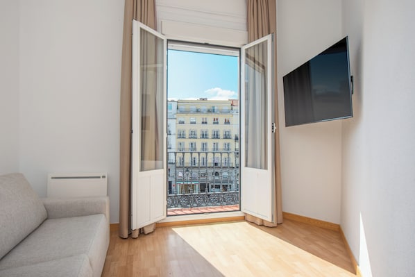 Minibar, in-room safe, blackout drapes, free WiFi