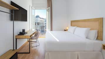 Deluxe Double Room, City View | Minibar, in-room safe, blackout drapes, soundproofing