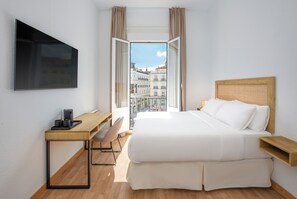 Deluxe Double Room, City View | Minibar, in-room safe, blackout curtains, soundproofing - LUTHIA Puerta del Sol (Madrid)