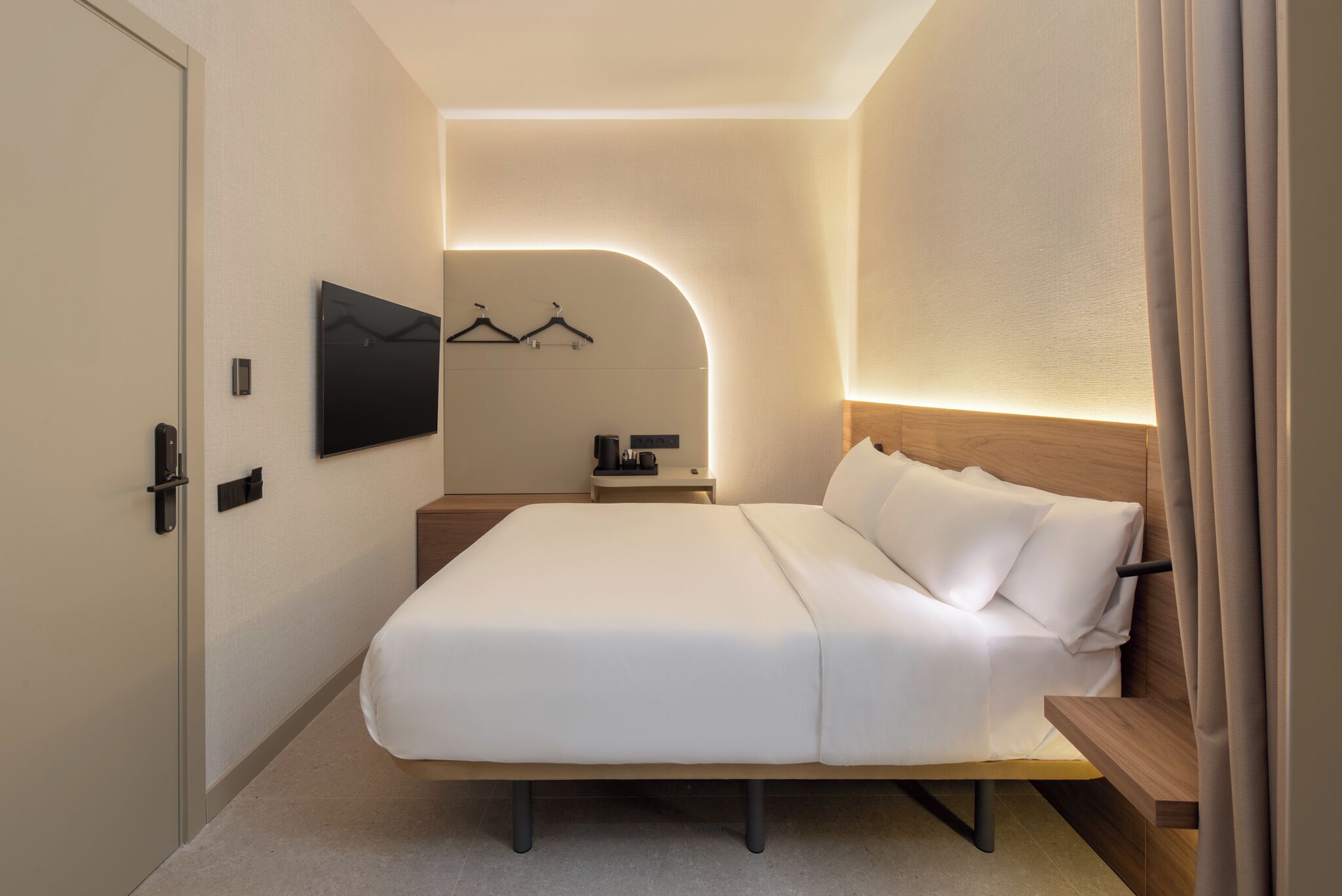Minibar, caja de seguridad en la habitación y cortinas blackout 