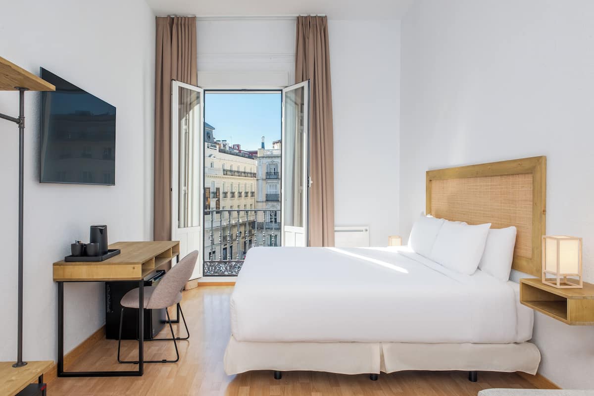 Minibar, in-room safe, blackout drapes, free WiFi