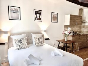 Classic Studio, City View | Individually decorated, soundproofing, iron/ironing board, free WiFi - Résidence des Halles – Apparthotel (Paris)