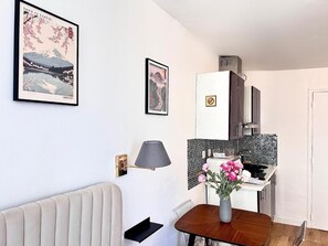 Tetera/pava eléctrica, mesa de comedor