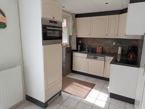 Diskmaskin, kaffe- och tebryggare och matbord