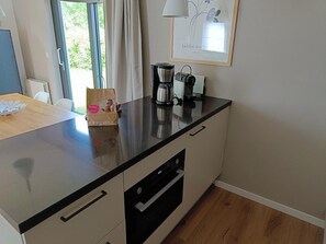 Lave-vaisselle, cafetière/bouilloire, grille-pain, tables à manger