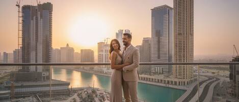 Deluxe-lejlighed - balkon - søudsigt | Opholdsområde | 50-tommers smart-tv med digitale kanaler