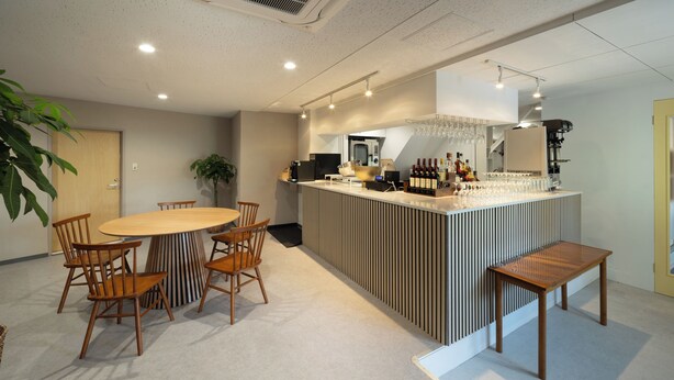 A modern kitchen with a central island, wooden chairs, and a dining table. - Nishi-Karuizawa Hotel atelier bla by LONGINGHOUSE (Miyota)