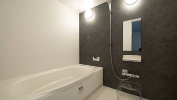 Suite, niet-roken (Asama) | Badkamer | Designer toiletartikelen, een haardroger, pantoffels, handdoeken