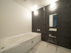 Suite, Bebas Asap Rokok (Asama) | Kamar mandi | Perlengkapan mandi desainer, pengering rambut, sandal, dan handuk