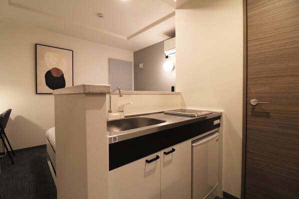 Full-sized fridge, microwave, stovetop, toaster