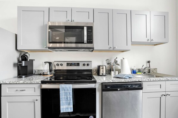 Frigorífico, microondas, horno y placa de cocina