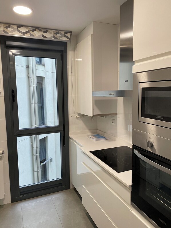 Microwave, oven, stovetop, dishwasher - Your refuge in Santander: spaciousness, comfort and good connections. (Santander)