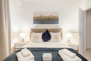 3 habitaciones, escritorio y tabla de planchar con plancha 