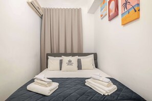 3 bedrooms, desk, iron/ironing board, travel crib