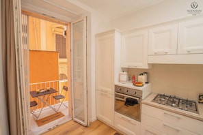 Frigorifero, microonde, forno, piano cottura