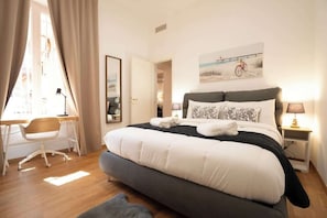 3 camere, una scrivania, ferro/asse da stiro, culla da viaggio