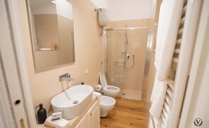 Dutxa, assecador de cabells i tovalloles 