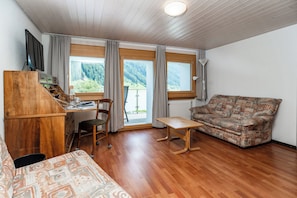 Junior suite, balkon, uitzicht op tuin | Woonruimte