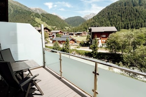 Suíte júnior, sacada, vista para o jardim | Terraço/pátio