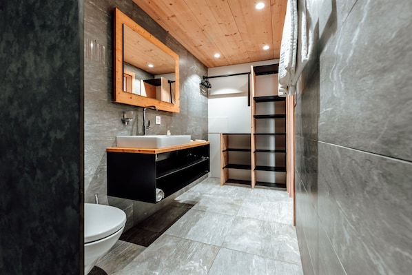 Chambre double, vue sur la montagne | Salle de bain | Douche, séchoir à cheveux, serviettes fournies, savon