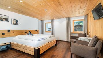 Double Room, Mountain View | Desk, free WiFi