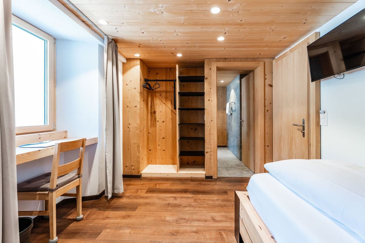Quarto solteiro conforto, vista para a montanha | Escrivaninha, Wi-Fi de cortesia