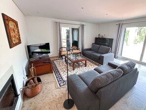 Smart TV, fireplace - Family Villa with pool, mountain views and nature in Arrábida Natural Park (Setúbal)