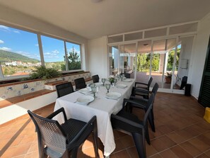 Outdoor dining - Family Villa with pool, mountain views and nature in Arrábida Natural Park (Setúbal)