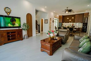 高級別墅, 花園景觀 | 起居區 | 45-公分平面電視,提供衛星頻道