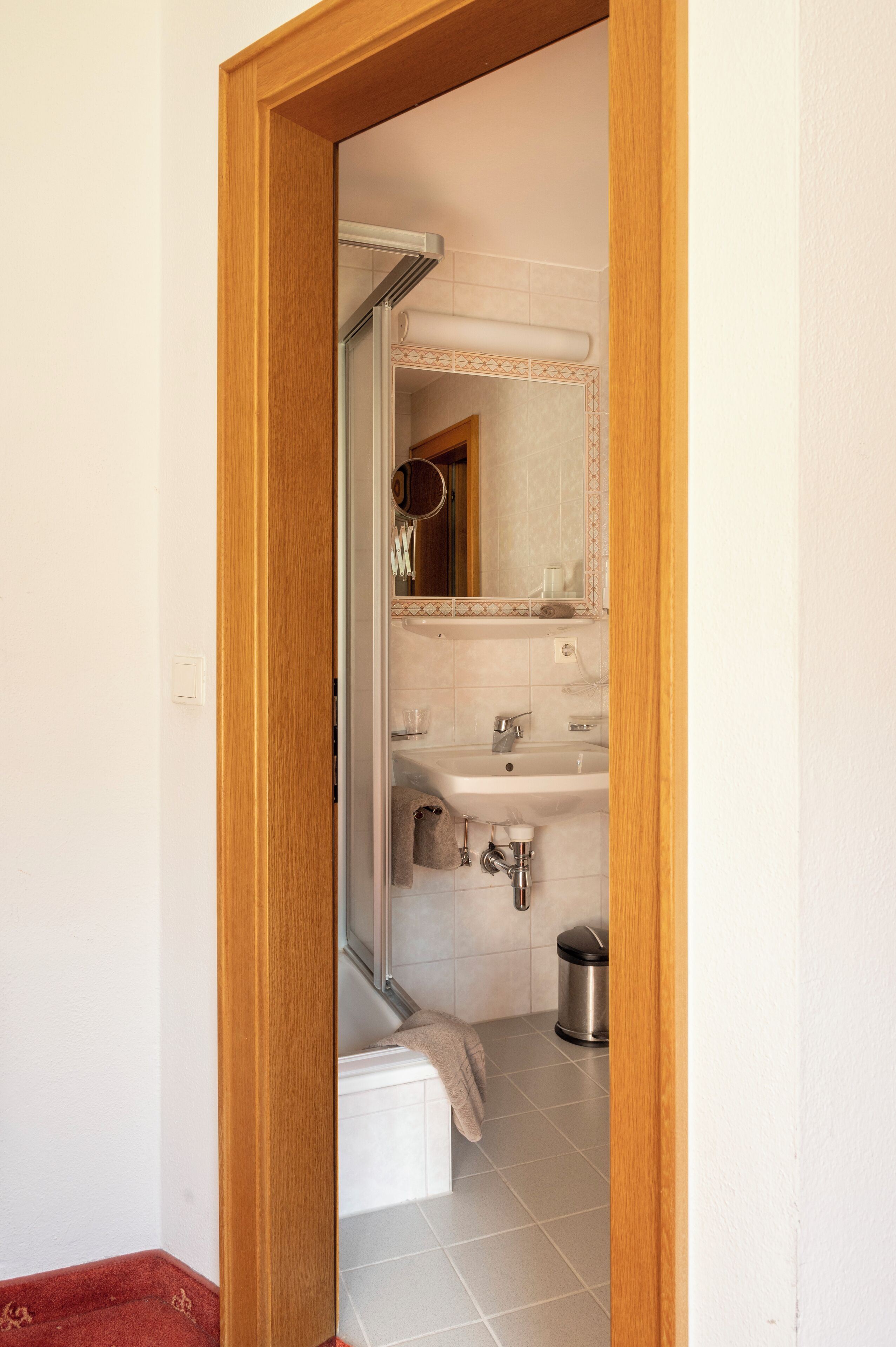Une salle de bain avec un lavabo, un miroir et des toilettes.