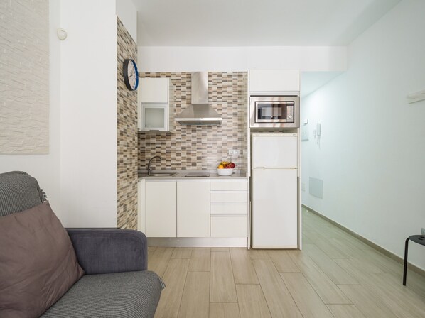 Réfrigérateur, un four, lave-vaisselle, bouilloire électrique