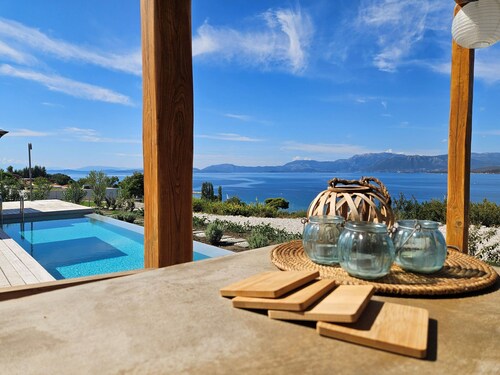 Luxury villa, large terrace, lounge area, pool, jacuzzi + magnificent sea view.