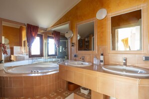 A bathroom with two sinks, a large bathtub, and a mirror. - Villa Ema: a contemporary villa and pool near a Tuscan restaurant (Arezzo)