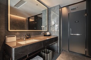 Suite Premier, vistas a la ciudad | Baño | Bañera y ducha independientes y artículos de higiene personal gratuitos