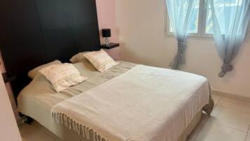 3 slaapkamers, een bureau, een strijkplank/strijkijzer, gratis wifi