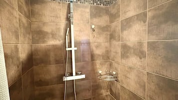 Een douche, een haardroger, handdoeken, zeep